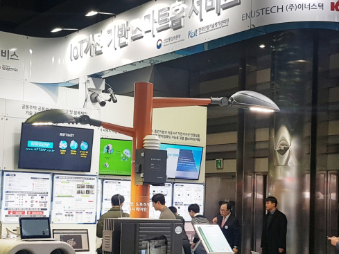 이너스텍 컨소시엄이 코엑스에서 열린 ‘2019 대한민국 산업기술 R&D대전’ 한 부스에서 ‘IoT가전 기반 스마트홈 서비스’를 선보이고 있다.