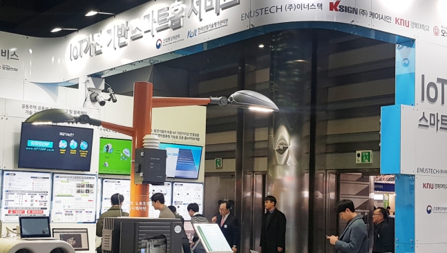 이너스텍 컨소시엄이 코엑스에서 열린 ‘2019 대한민국 산업기술 R&D대전’ 한 부스에서 ‘IoT가전 기반 스마트홈 서비스’를 선보이고 있다.